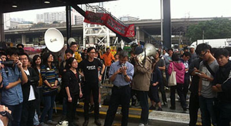 4月1日，超過1000名香港市民聲援貨櫃碼頭罷工工友。（香港獨立媒體）