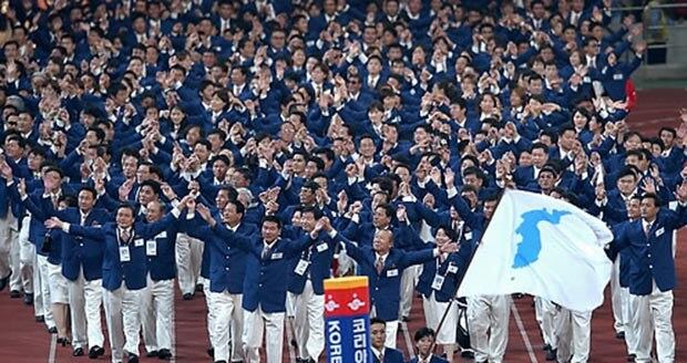 사진은 지난 2002년 부산아시안게임때 남북 공동 입장 모습. 