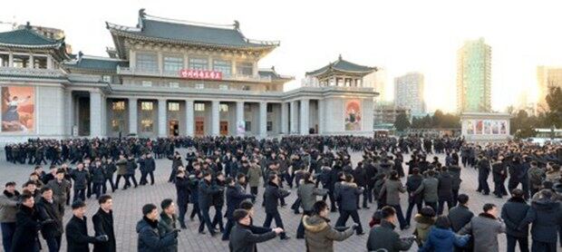 30일 평양 시민들이 주체사상탑, 당창건기념탑, 평양체육관 광장 등 시내 곳곳에서 '화성-15'형 시험발사에 환호하며 춤을 추는 모습을 조선중앙통신이 이날 보도했다. 