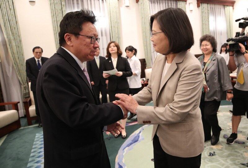 台湾的总统蔡英文（右）会见民运人士陈破空。（陈破空提供）