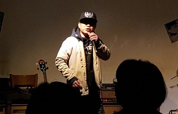 ‘탈북래퍼’ 강춘혁 씨가 지난 16일 홍익대학교 인근 공연에서 열린 자신의 음반 발표회에서 ‘For the freedom(자유를 위해)’을 부르고 있다.