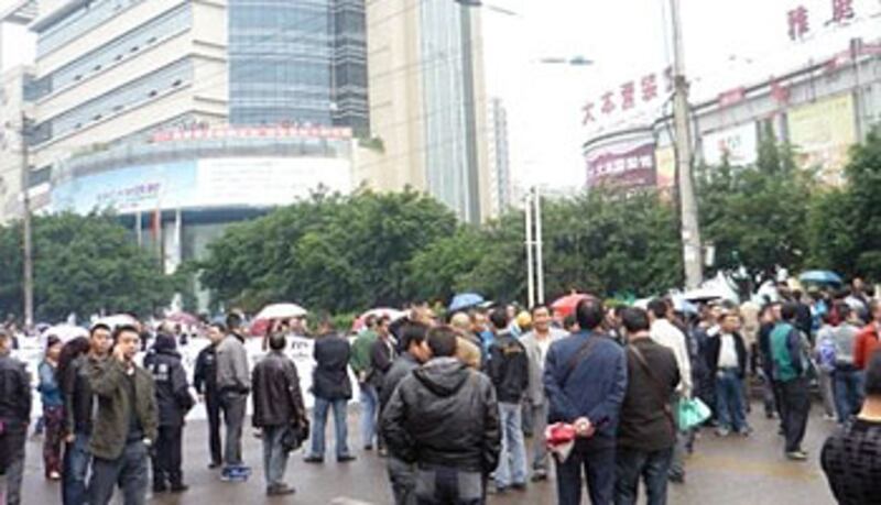 2012年10月15日,重慶光彩市場租戶不滿商場肆意加租,於商場門外聚集堵塞交通,有警員到場維持秩序。(商場店舖職員陳小姐提供)