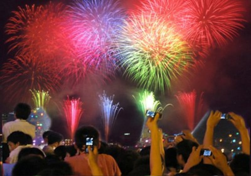 Một số đông bạn trẻ Việt nam hò reo mừng tại các buổi bắn pháo bông tại Hà Nội tốn hàng tỷ đồng