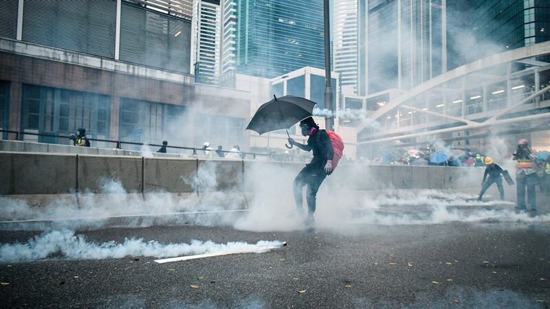 香港的反修例风波已持续接近半年。在这段期间，香港防暴警察在人口密集地区先后施放数以千枚的催泪弹，有医学界人士早已警告，催泪弹产生的二恶英对人体和环境会造成永久伤害。（法新社）