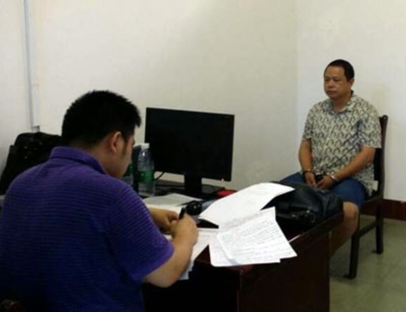 7月20日，代理肖疑飛案件的律師，在永州市冷水灘公安分局會見肖疑飛。（龍中陽律師提供）