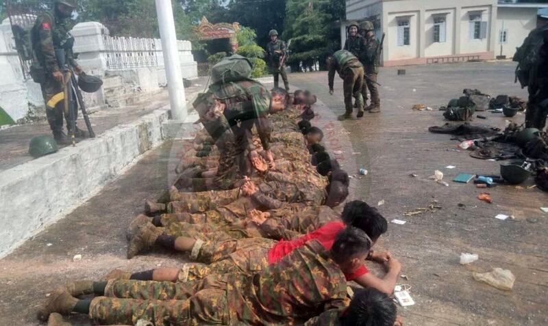 ကျောက်မဲမြို့တွင် TNLA တပ်ဖွဲ့ထံ လက်နက်ချခဲ့သည့် စစ်ကောင်စီတပ်ဖွဲ့ဝင်များအား ၂၀၂၄ ခုနှစ် ဇွန်လ ၂၆ ရက်နေ့က ထုတ်ပြန်ထားစဥ်။ (Photo: PSLF/TNLA News)
