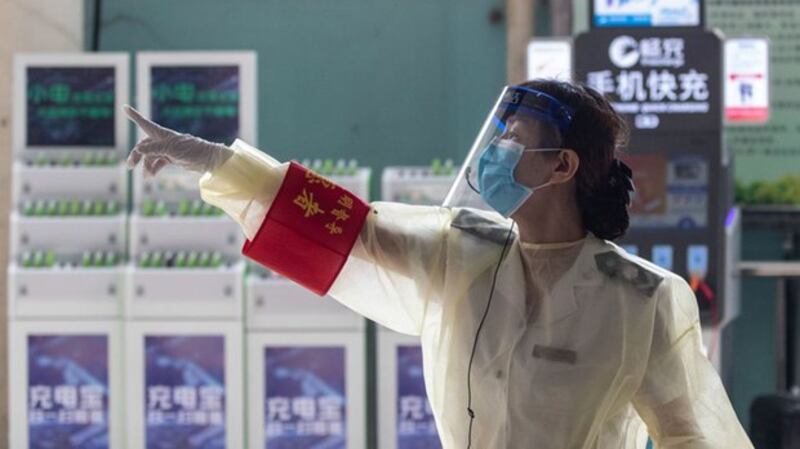 在去年年底至今年年初，一种被称为新冠病毒肺炎的特大瘟疫在中国武汉市突然爆发，并迅速肆虐于全世界