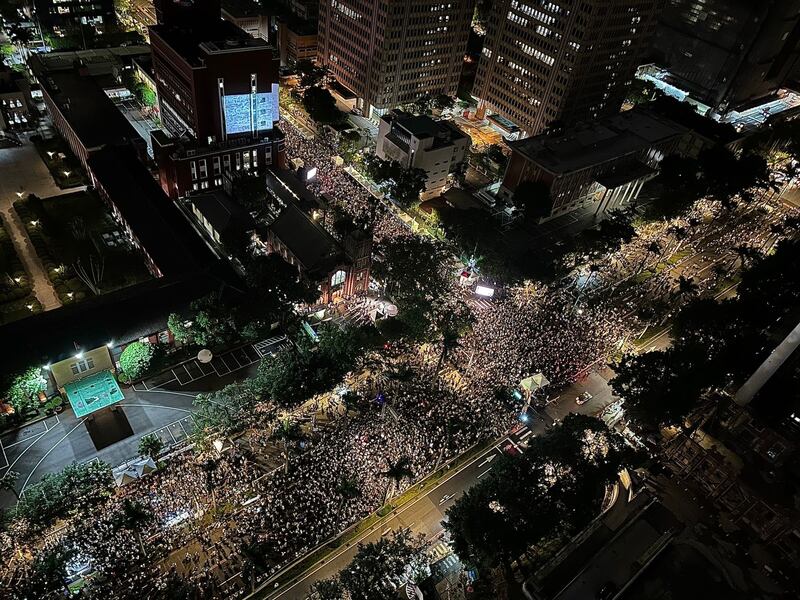 入夜後，愈來愈多人下班後加入行動。（經民連攝影志工謝佩玲提供）