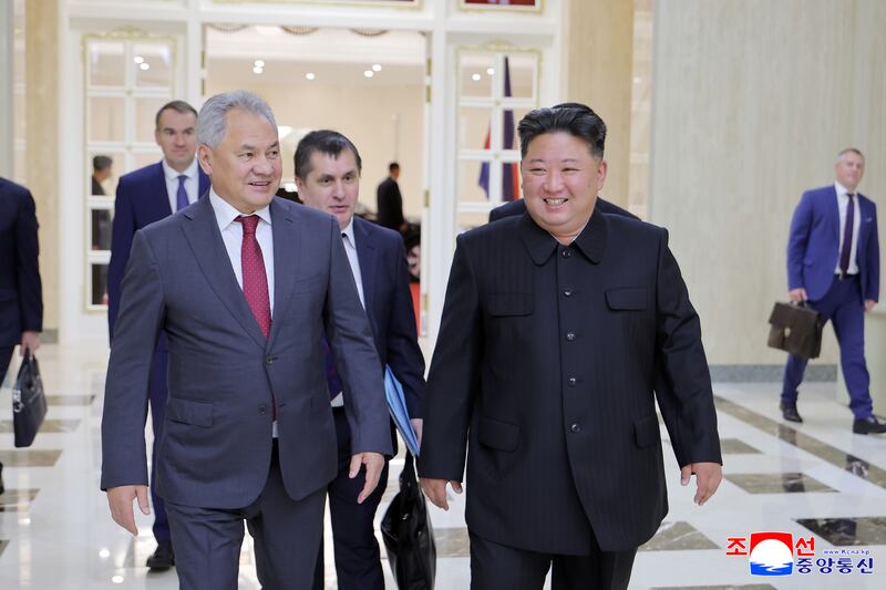 김정은 북한 노동당 총비서가 세르게이 쇼이구 러시아 국가안보회의 서기를 지난 17일 만나 "두 나라 간 조약의 범위 내에서 협조할 내용을 확정하고 관련 계획을 수락했다"고 조선중앙통신이 18일 보도했다. 2025.6.18