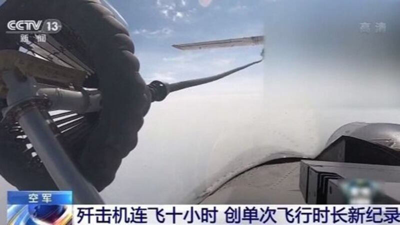 2020年11月8日，中国官媒报道，中国空军某部将中国军队歼击机单次飞行时长纪录从8.5小时提升到10小时。（视频截图）