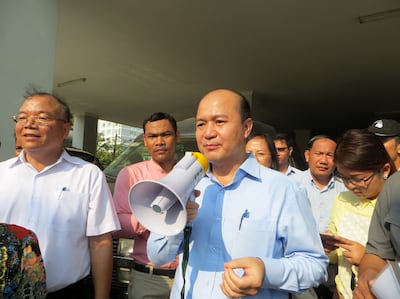 អ្នក​នាំ​ពាក្យ​ក្រសួង​រៀបចំ​ដែនដី នគរូបនីយកម្ម និង​សំណង់ លោក សេង ឡូត (កាន់​មេក្រូ) ជួប​ក្រុម​ពលរដ្ឋ​នៅ​ក្នុង​បរិវេណ​នៃ​ក្រសួង​រៀបចំ​ដែនដី នគរូបនីយកម្ម និង​សំណង់ កាល​ពី​ព្រឹក​ថ្ងៃ​ទី​២៧ ខែ​មេសា ឆ្នាំ​២០១៦។ RFA/Um Rainsey