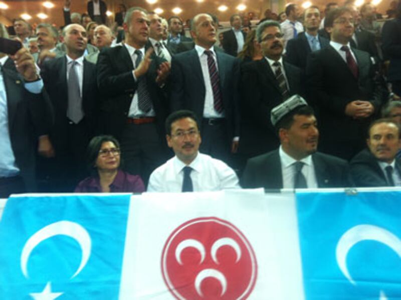 تۈركىيە پارلامېنتىدىكى ئەڭ چوڭ ئۆكتىچى پارتىيىلەرنىڭ بىرى بولغان «مىللەتچى ھەرىكەت پارتىيىسى» نىڭ 10-قۇرۇلتىيىدا ئۇيغۇر مەسىلىسى ئەڭ مۇھىم نۇقتىلارنىڭ بىرىگە ئايلاندى. 2012-يىلى 4-نويابىر، ئەنقەرە.