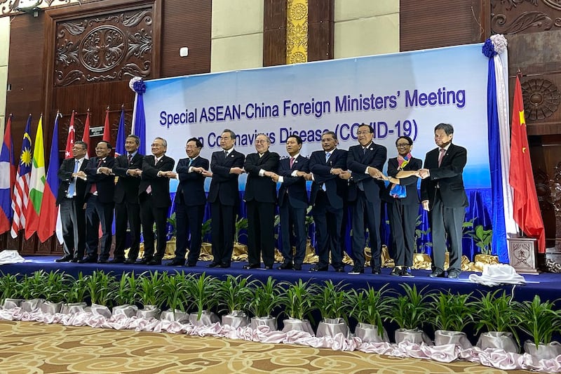 Hình minh hoạ. Lãnh đạo các nước ASEAN và Trung Quốc bắt tay tại Thượng đỉnh Trung Quốc ASEAN về COVID ở Vientiane, Lào hôm 20/2/2020