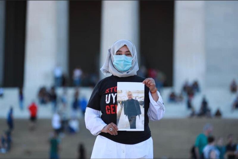 «يىپەك يولى ئۇيغۇر تائاملىرى» رېستورانىنىڭ خوجايىنى مارىيە مۇھەممەت خانىم نامايىش قىلماقتا.