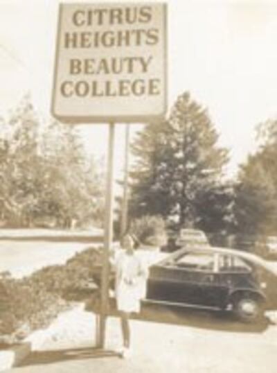 Chi Thuận trước trường Citrus Height Beauty College năm 1975