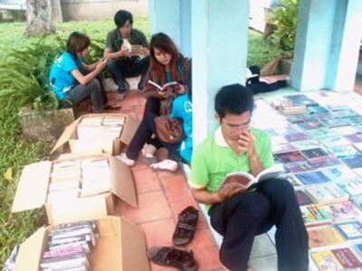 Vừa đọc vừa học các bạn trẻ hưởng ứng chương trình đọc sách miễn phí của nhóm Góp Sáng. Ảnh của Nhóm Góp Sáng