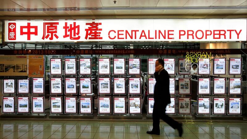 北京持续打压大陆楼市,最受打击的除了发展商,便是中原地产这类中介机构。 (路透社图片)