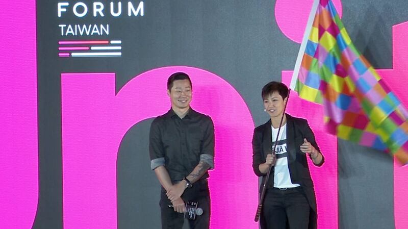 香港歌手何韵诗举“连侬墙旗”和台湾立委林昶佐对谈。（记者李宗翰摄）