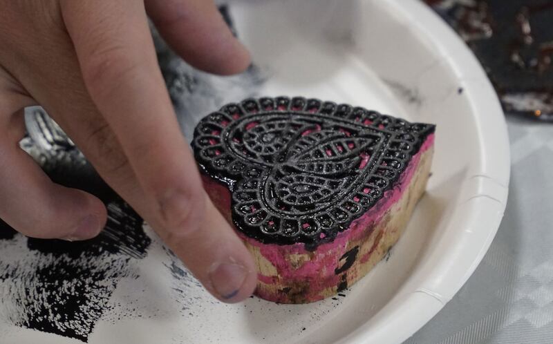 «ئۇيغۇر سەرگەزچىلىك ھۈنىرى بىلەن تەربىيىلەش كۇرسى» دا ئۇيغۇر ياشلىرىنىڭ ماتا رەختلەرگە تەبىئىي بوياقلار بىلەن گۈل بېسىش ھۈنىرىنى ئۆگىنىش مەھسۇلاتىدىن كۆرۈنۈش. 2024-يىلى، مارت، سىتوكھولم، شىۋېتسىيە.