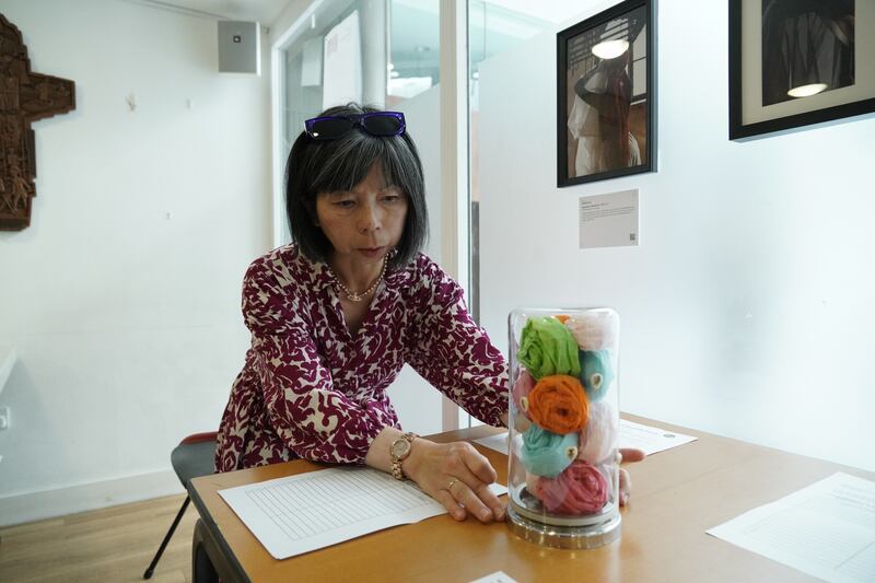 香港藝術家黃美玉與她的作品「遍地開花」。（石頭 攝）