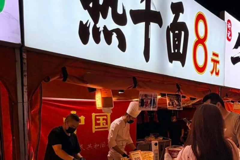 地摊车销售涨600% 多地夜市重回街头