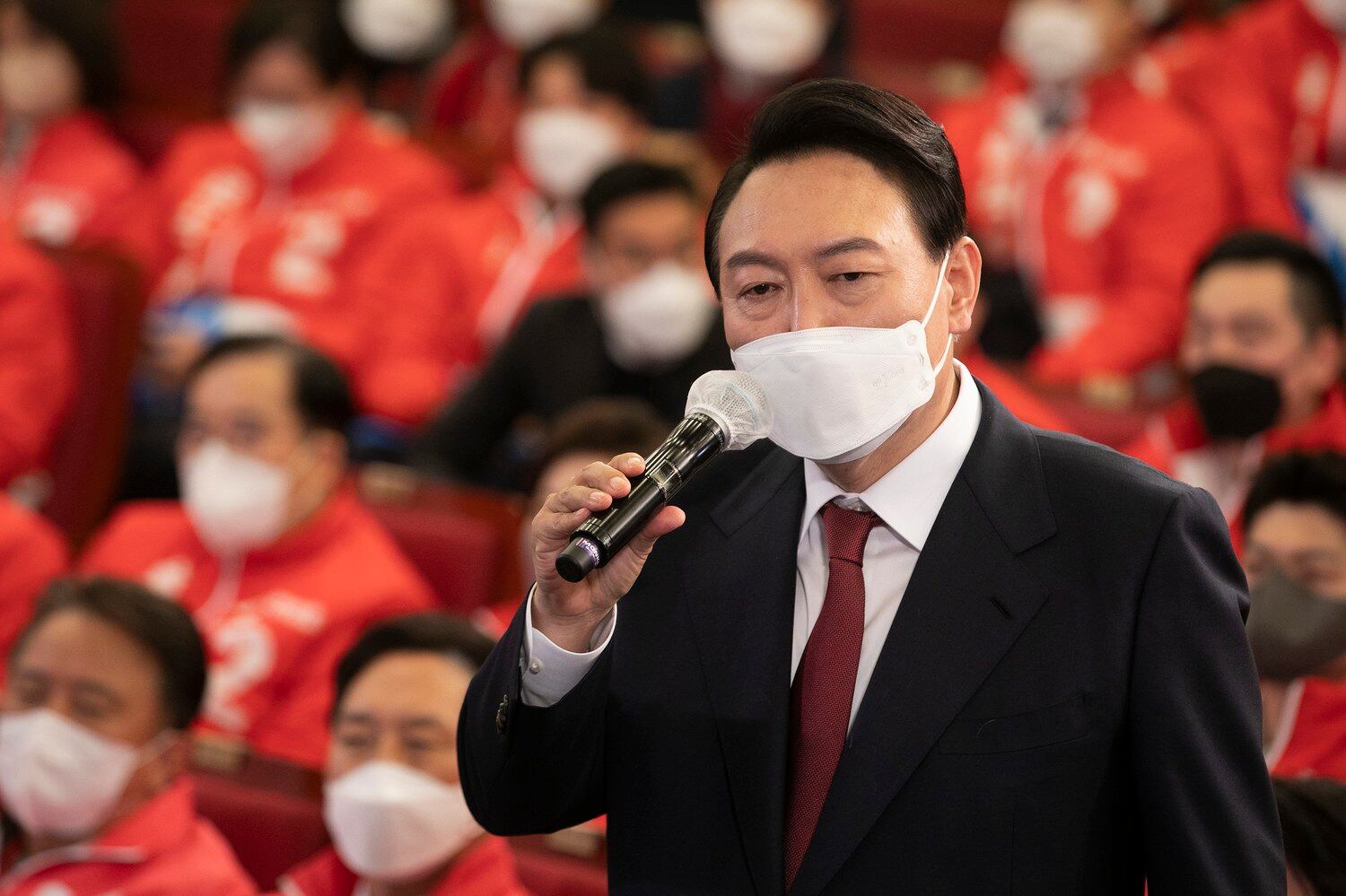윤석열 제20대 대통령 당선인이 10일 새벽 서울 여의도 국회도서관에 마련된 '국민의힘 제 20대 대통령선거 개표상황실'에서 당선 소감을 밝히고 있다.