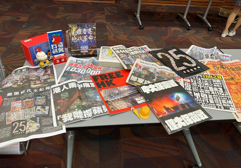 2023年的世界香港论坛以《苹果日报》展览作序幕,呼吁世界关注今年稍晚将开审的"苹果日报案"。 (世界香港论坛提供)