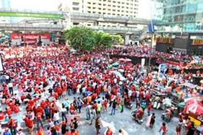Lực lượng phe áo đỏ phẫn nộ tràn ngập Trung tâm thương mại Bangkok (04/2010) AFP