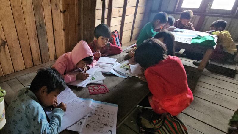 တီးတိန်မြို့နယ် ကျေးရွာတစ်ခုတွင် ကိုယ်ထူကိုယ်ထဖွင့်လှစ်ထားသည့် ကျောင်းတစ်ခုတွင် တက်ရောက်နေကြသည့် ကျောင်းသူကျောင်းသားများအား ၂၀၂၄ ခုနှစ်၊ ဇွန်လ ၁၄ ရက်နေ့က တွေ့ရစဥ်။ (Photo: RFA)