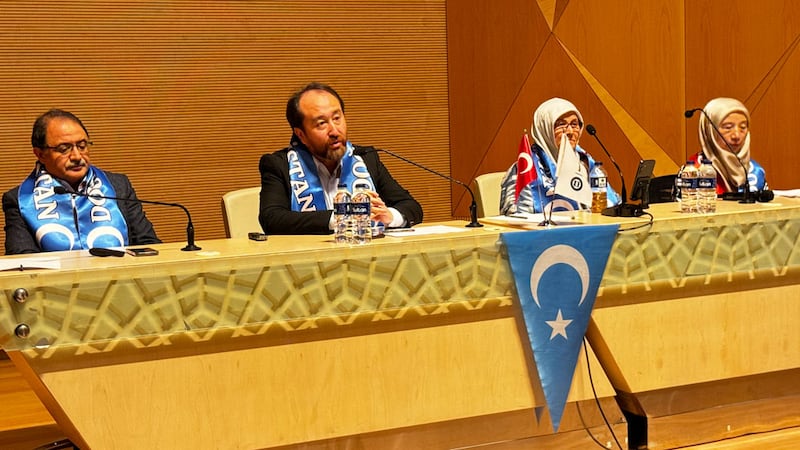 مارمارا ئۇنىۋېرسىتېتىدا ئۆتكۈزۈلگەن «شەرقىي تۈركىستان: كىملىك ۋە كۈرەش» دېگەن تېمىدىكى ئىلمىي مۇھاكىمە يىغىنى كۆرۈنۈشى. 2024-يىلى 11-دېكابىر، ئىستانبۇل