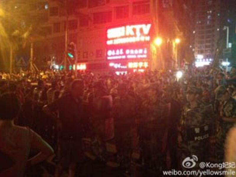 图片:深圳布吉有小区连续两天停电,市民到管理处反映情况却被殴打,引起大批市民到主要干道堵路抗议讨说法,大批武警戒备。(中国茉莉花革命网站)
