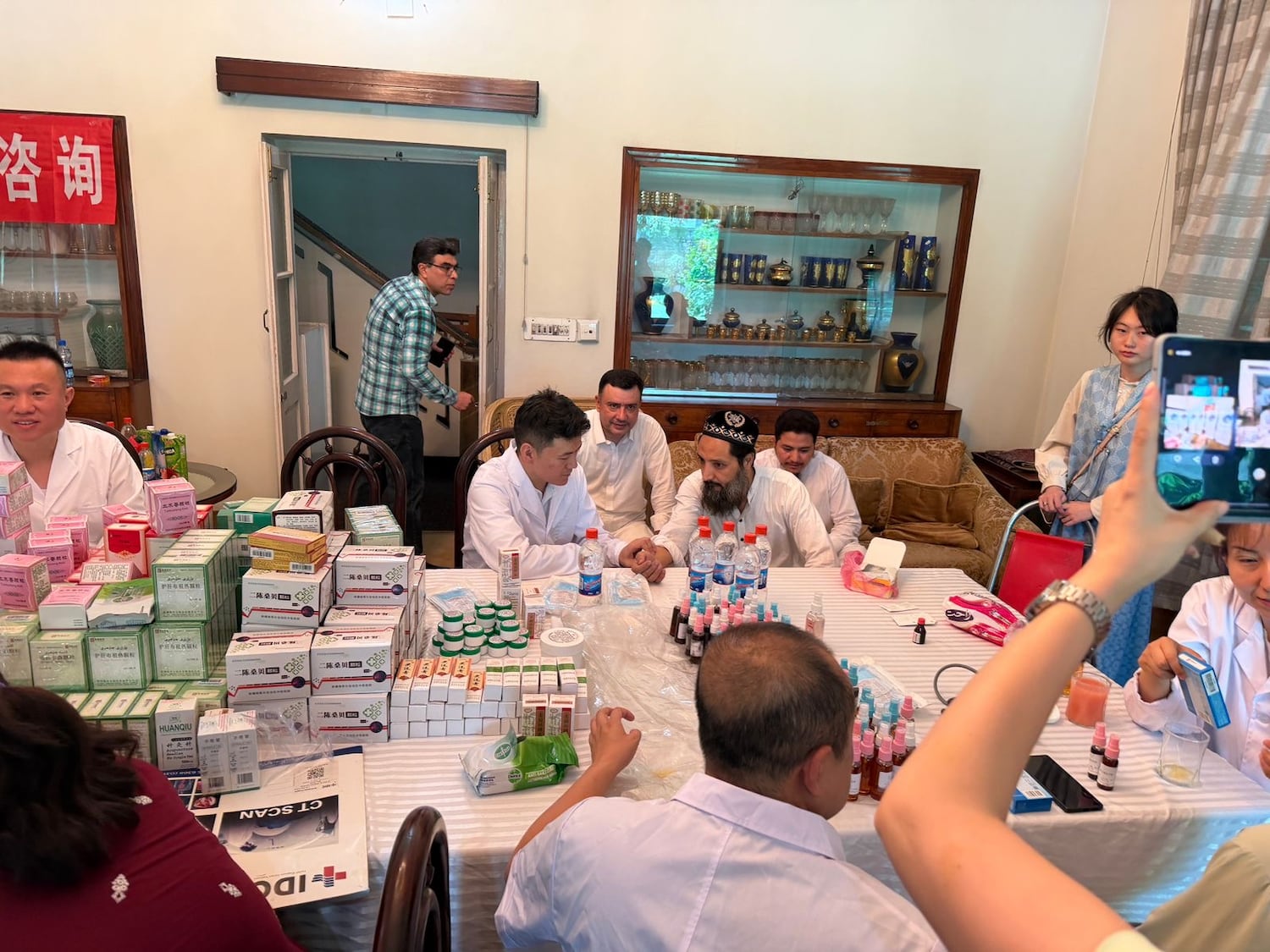 خىتاي دوختۇرلارنىڭ پاكىستاندا «خالىسانە» داۋالىشى ئۇيغۇر مۇھاجىرلارنى قىزىقتۇرالمىدى