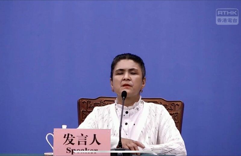 مەھمۇت تەۋەككۈلنىڭ 2016-يىلىدىن بۇيان ھەتتا ئاۋازىنى ئاڭلاشقىمۇ مۇيەسسەر بولالمىغان ئايالى، 4 بالىسىنىڭ ئانىسى ھەبىبە ھىمىت خىتاي تاراتقۇسىدا ئۆز ئېرىگە قارشى سۆزلىتىلگەن كۆرۈنۈش. 2021-يىلى 7-ئىيۇل.