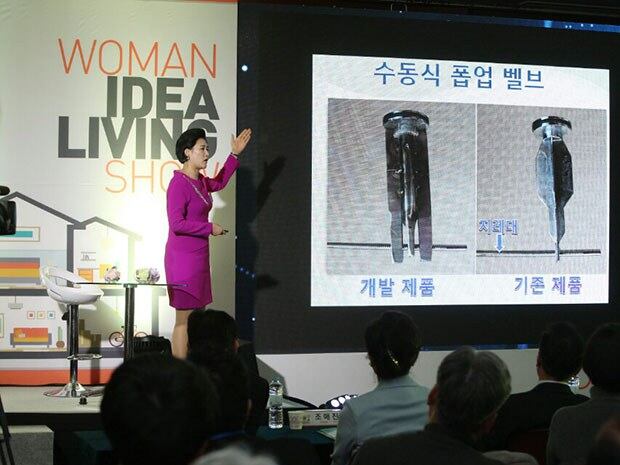2016생활발명코리아에서 대통령상을 수상한 김정아 씨가 자신의 발명품 ‘속 시원한 세면기’를 설명하고 있다. 