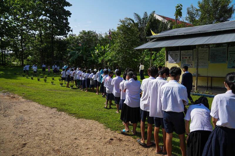 ထိုင်းနိုင်ငံ၊ မဲဆောက်မြို့ရှိ ကျောင်းတစ်ကျောင်းတွင် တက်ရောက်နေကြသည့် မြန်မာကလေးငယ်များအား ၂၀၂၂ ခုနှစ် ဇွန်လ ၁ ရက်နေ့က တွေ့ရစဉ်။ (Photo : Suntorn Chongcharoen/BenarNews)