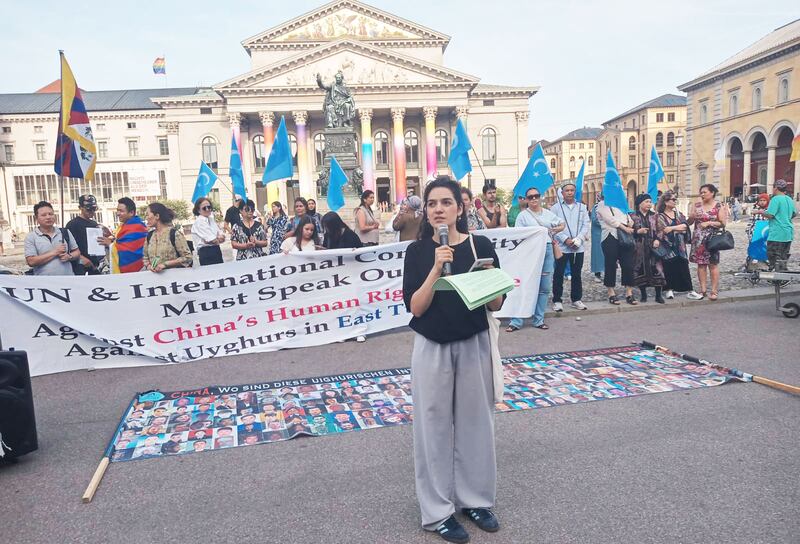 خىتاي باش مىنىستىرى لى چياڭنىڭ گېرمانىيە زىيارىتى مۇناسىۋىتى بىلەن ئۆتكۈزۈلگەن بىرلەشمە نامايىشتىن كۆرۈنۈش. 2023-يىلى 20-ئىيۇن ميۇنخېن، گېرمانىيە.