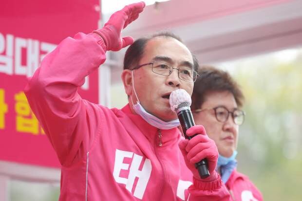 제21대 국회의원 선거 서울 강남갑에 출마한 미래통합당 태구민(태영호) 후보가 지난 12일 오후 서울 강남구 수서역 사거리에서 유권자들에게 지지를 호소하고 있다.