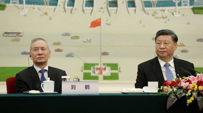 2019年11月22日,在北京人民大会堂习近平和刘鹤出席2019年“创新经济论坛”。(路透社)