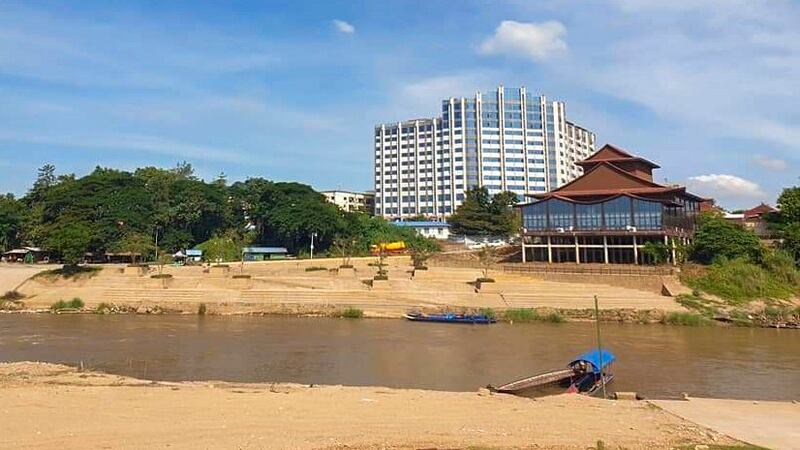 ကရင်ပြည်နယ် မြဝတီမြို့နယ် ရွှေကုက္ကိုမြို့သစ်မှ အဆောက်အအုံတစ်ခုကို ၂၀၂၃ ခုနှစ် နိုဝင်ဘာလက တွေ့ရစဉ်။ (Photo : RFA)