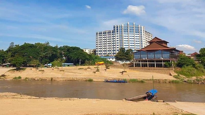 ကရင်ပြည်နယ် မြဝတီမြို့နယ် ရွှေကုက္ကိုမြို့သစ်မှ အဆောက်အအုံတစ်ခုကို ၂၀၂၃ ခုနှစ် နိုဝင်ဘာလက တွေ့ရစဉ်။ (Photo : RFA)