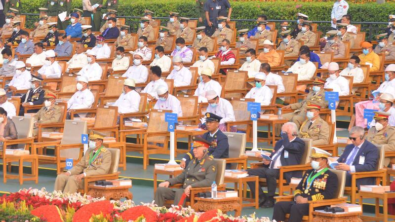 (၇၆) နှစ်မြောက် တပ်မတော်နေ့ အခမ်းအနား တက်ရောက်လာသူတွေကို တွေ့ရစဥ် (Photo: Myanmar Military)