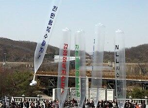 자유북한운동연합 회원들이 북한의 '태양절(김일성 생일)'인 15일 오전 경기도 파주시 임진각에서 북 체제를 비난하는 내용이 담긴 전단과 마화 1달러 지폐, DVD 등을 대형 풍선에 매달아 북으로 날려보내고 있다.