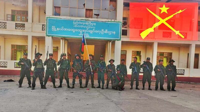 ပအိုဝ်းအမျိုးသား လွတ်မြောက်ရေး တပ်မတော် (PNLA) တပ်ဖွဲ့ဝင်တချို့အား ၂၀၂၄ ခုနှစ်၊ ဇန်နဝါရီလ ၂၈ ရက်နေ့က ဆီဆိုင်မြို့ အထွေထွေအုပ်ချုပ်ရေး ဦးစီးဌာနရုံးရှေ့တွင် တွေ့ရစဉ်။ (Photo: PNLA News & Information Department)