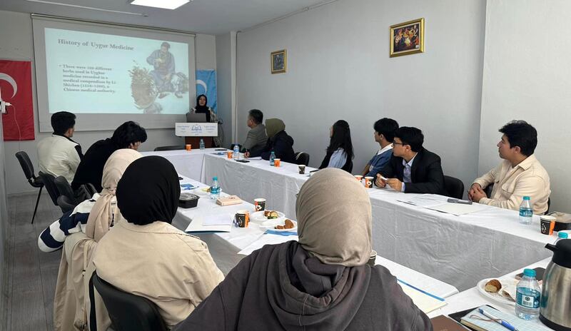 ئۇيغۇر ئاكادېمىيەسىنىڭ ئۇيۇشتۇرۇشى بىلەن تەشكىللەنگەن «خەلقئارا ۋەزىيەت ۋە مىللىي كۈرەش يوللىرى» دېگەن تېمىدا ئۇيغۇر ياشلىرىنى تەربىيەلەش كۇرسىدىن كۆرۈنۈش 2024-يىلى نويابىر، ئىستانبۇل.
