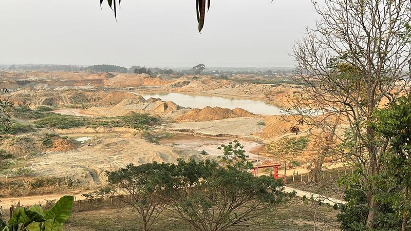 ကချင်ပြည်နယ်၊ မိုးညှင်းမြို့နယ်၊ အင်းတော်ကြီးဒေသ၊ မိုင်းနောင်ရွာ အနောက်ဘက်တွင် တူးဖော်ထားသည့် ရွှေလုပ်ကွက်များအား ၂၀၂၃ ခုနှစ်၊ မတ်လ ၁၁ ရက်နေ့က တွေ့ရစဉ်။ (Photo: RFA)