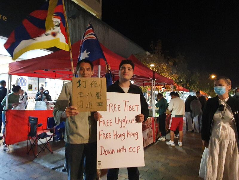 柏樂志在4月底的抗議後繼續舉着反對習近平的標語進行和平抗議，卻被警方以未經授權為由抓捕。（張曉剛提供）
