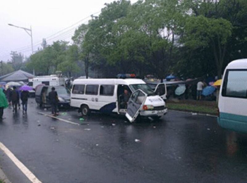 2013年４月２５日，福建夏門市同安區潘塗村村民於高爾夫球場門口搭建的帳蓬遭警方拆毀，到場抗議的民眾把警車砸爛洩憤。（潘塗村村民攝）