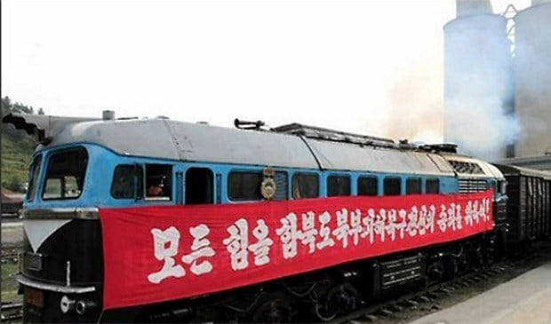 함경북도 지역 수해 복구작업 현장으로 이동하는 열차.