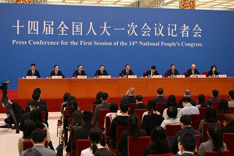 中国国务院新任总理李强首场中外记者会,同时率领另4位国务院副总理丁薛祥,何立峰,张国清,刘国中出席亮相。(法新社)