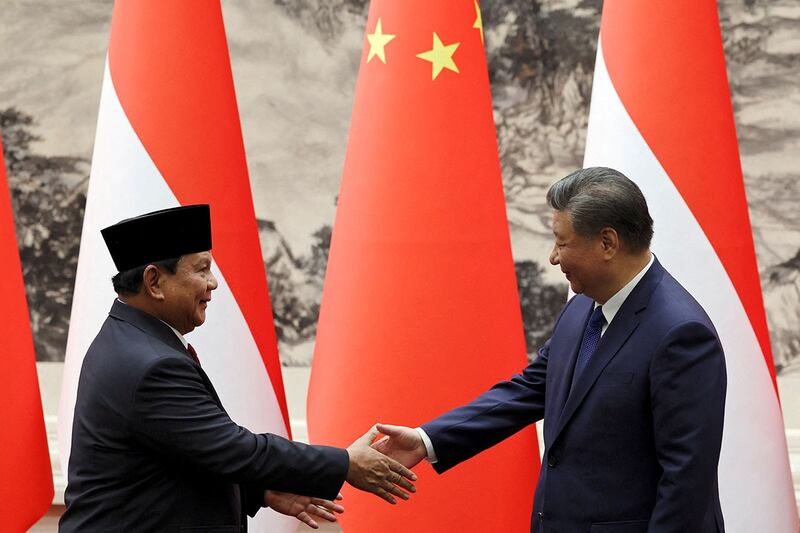 2024年11月9日，中国国家主席习近平和印尼总统普拉博沃在中国北京人民大会堂举行签字仪式上握手。（路透社）